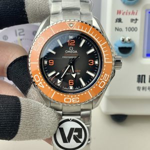 VR Super New Release—The Omega Seamaster 6000M Professional Diver's Watch. Its overall design and proportions pay homage to the iconic Seamaster 600, featuring a slightly domed sapphire crystal that enhances water pressure resistance. Perfect for swimming and everyday diving!  The ceramic bezel incorporates liquid metal filling technology—an industry-exclusive design whose tactile quality will make you fall in love at first touch!  All applied elements on the hands and hour markers feature ultra-bright luminescence, ensuring you shine brightest in the dark!  Measuring 45.5×18mm, the watch appears surprisingly sleek from the side thanks to the layered design of the bezel, case, and caseback.  The screw-down caseback ensures superior water resistance, eliminating the need for a display back. Instead, each model features a laser-etched, permanent Poseidon emblem on the caseback.  Powered by the exclusive Cal.8912 integrated movement, the solid caseback leaves no room for flaws. The strap incorporates ergonomic design, and the clasp features micro-adjustment functionality.  Entirely molded from original molds, this watch is packed with intricate details—a VR production, guaranteed to be a masterpiece!